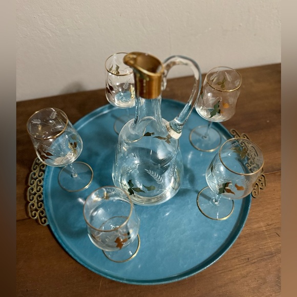 Mid-Century Decanter and Cordial Glass Set | 5 Cordial Glasses and Gold Leaf - Picture 3 of 8
